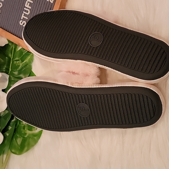 NWT Victoria's Secret Stripped Fur Slippers & Monogramed "V" storage bag! ♥️ - Picture 8 of 10